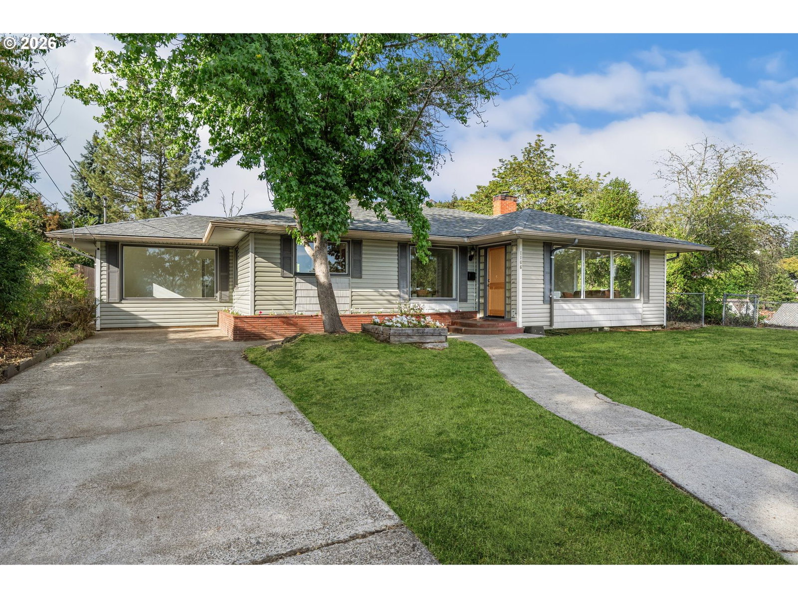 Listing photo 1 of 6
