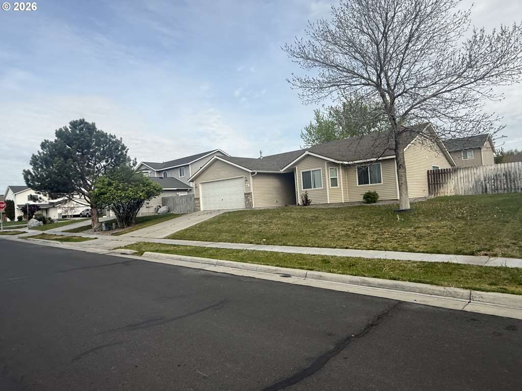 Primary listing photo, 617 E OREGON AVE, Hermiston, OR, 97838