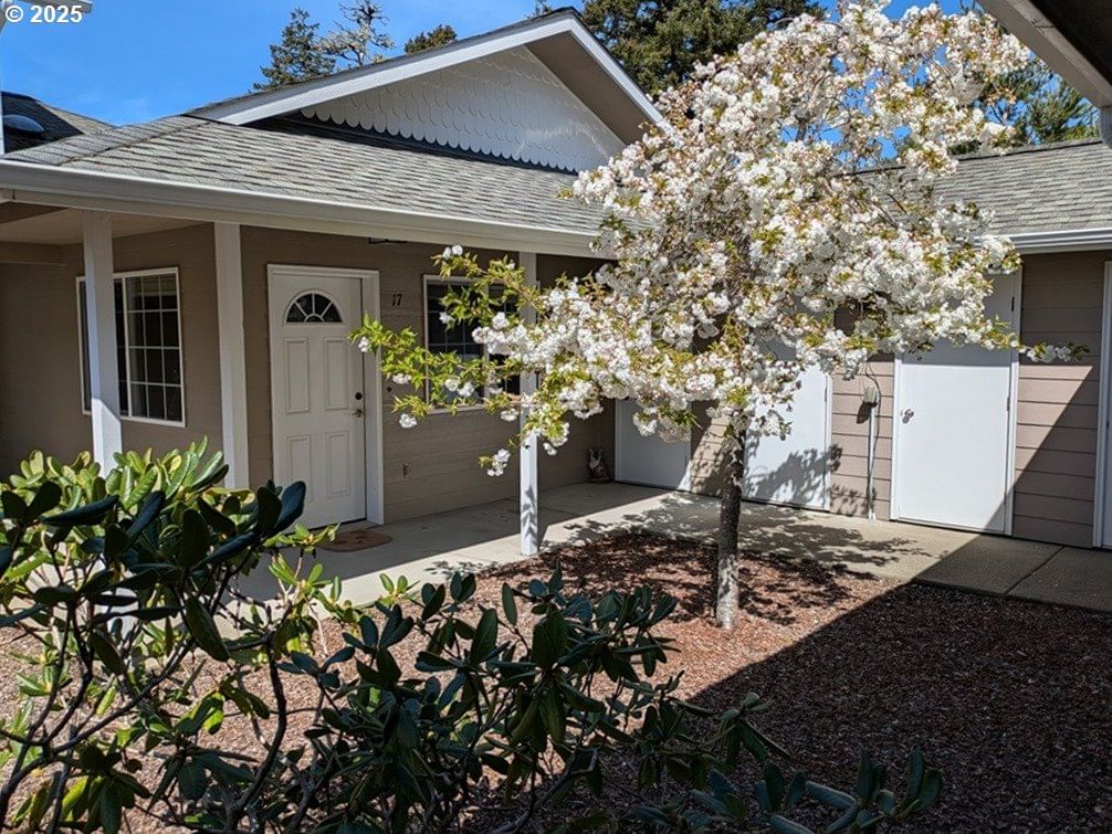 Primary listing photo, 1150 HEMLOCK ST E #17, Florence, OR, 97439