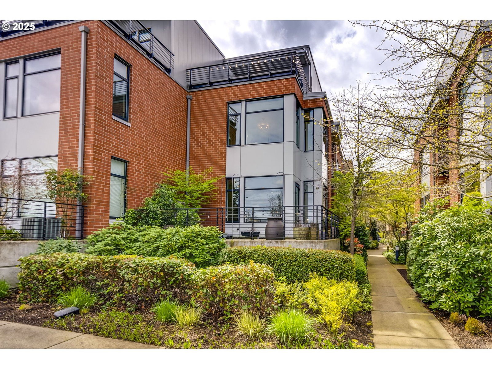Primary listing photo, 1716 NW RIVERSCAPE ST, Portland, OR, 97209