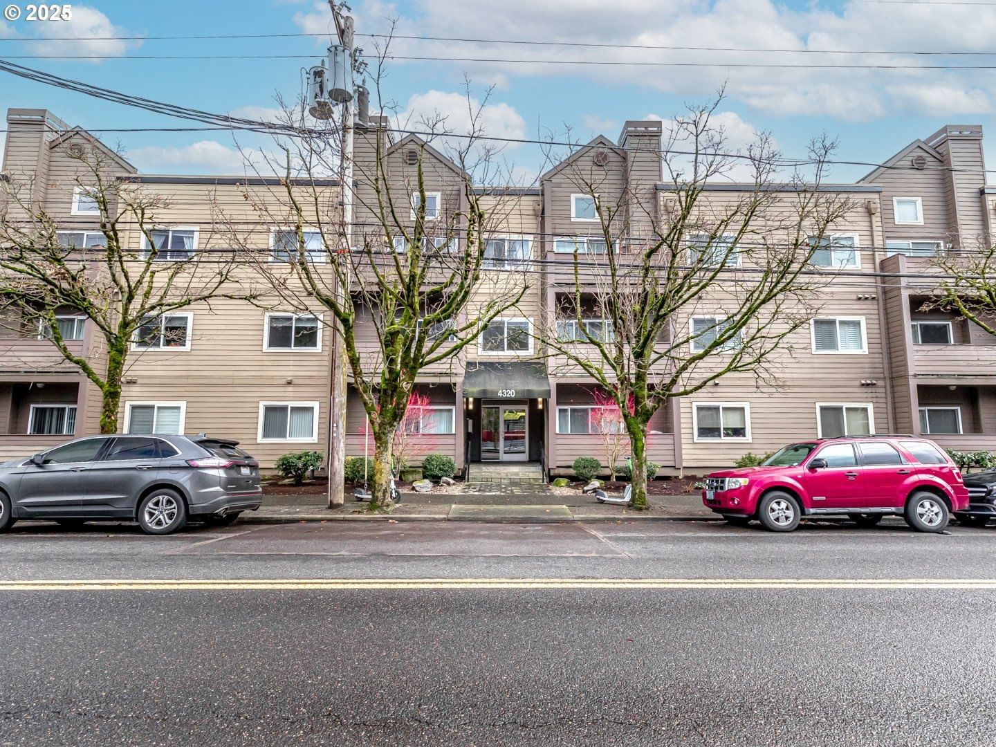 Primary listing photo, 4320 S CORBETT AVE #202, Portland, OR, 97239