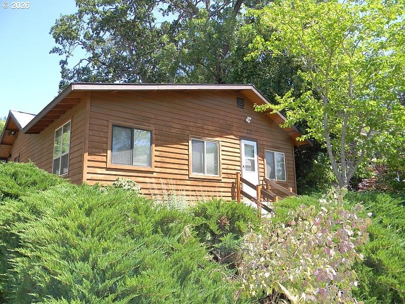 Primary listing photo, 210 W FRANKLIN ST, Bingen, WA, 98605