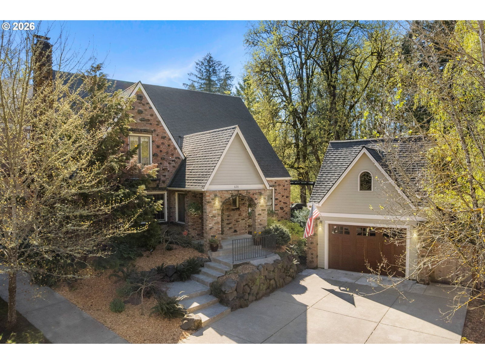626 SW COMUS CT