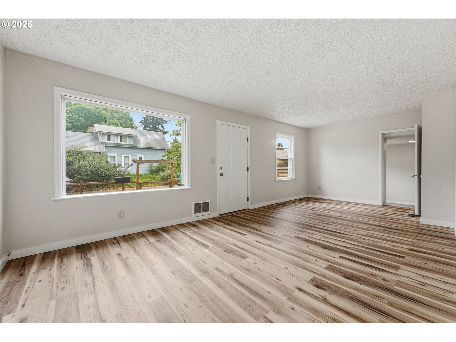 Listing photo 4 of 26, 8011 N CLARENDON AVE, Portland, OR, 97203