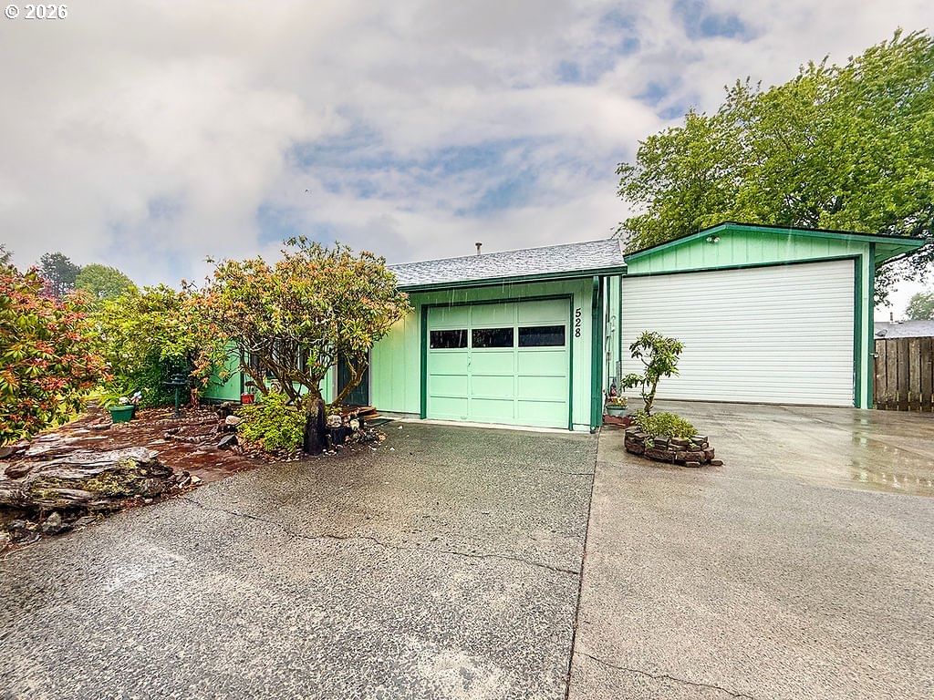 Listing photo 1 of 6
