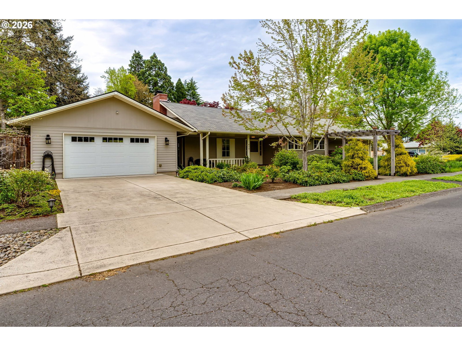 Primary listing photo, 410 DARTMOOR DR, Eugene, OR, 97401
