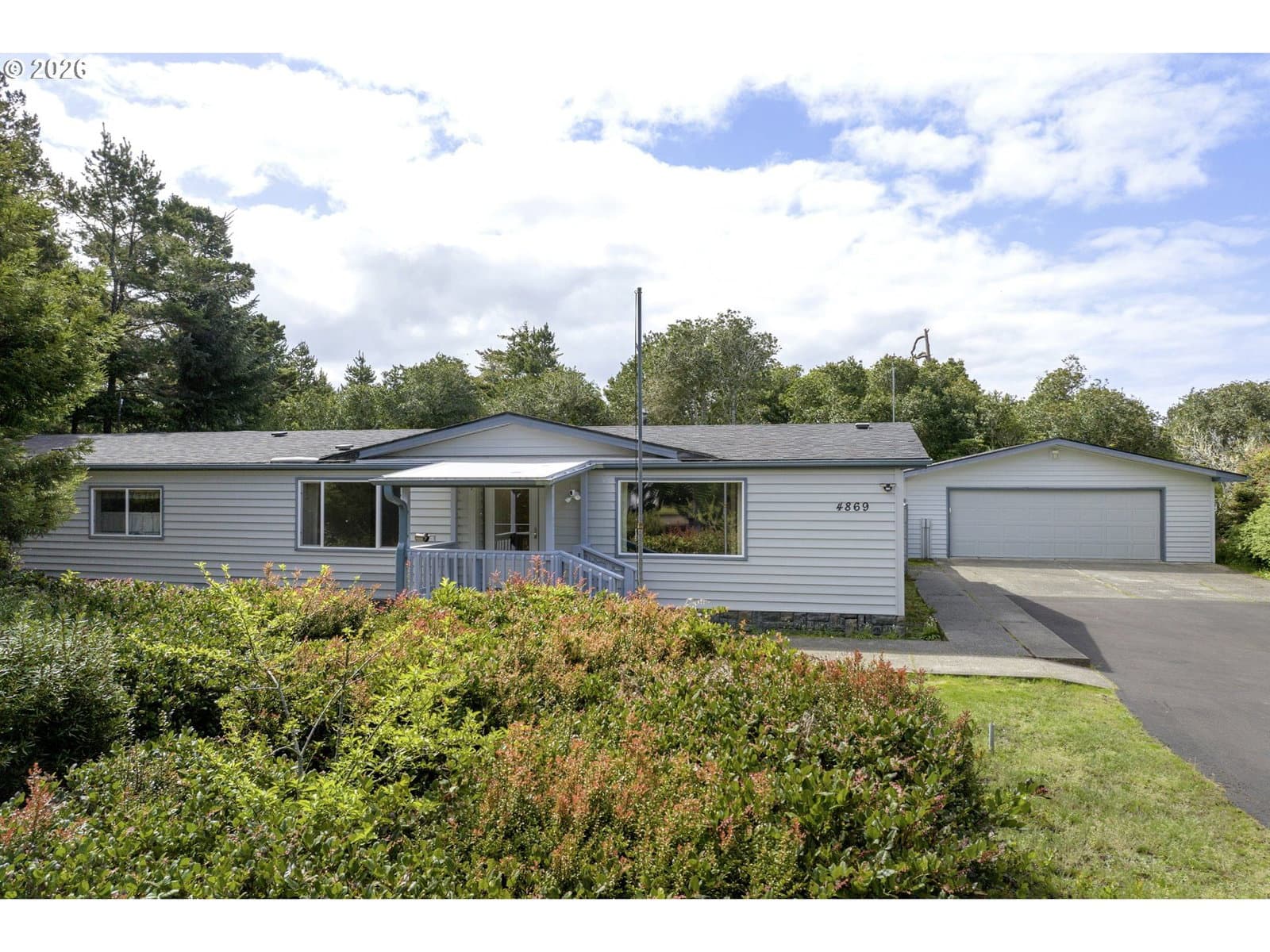 Listing photo 1 of 6
