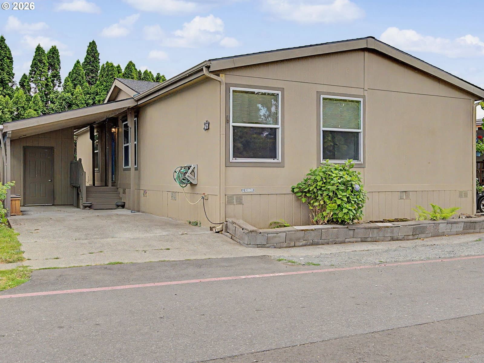 Listing photo 1 of 6
