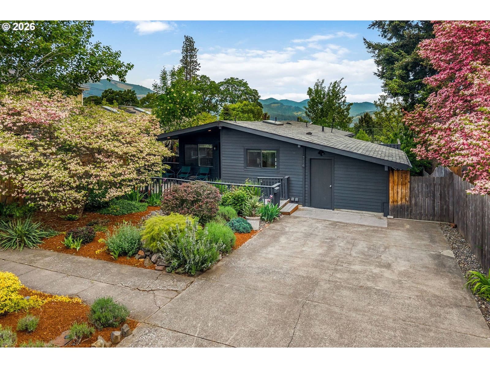 Listing photo 1 of 6
