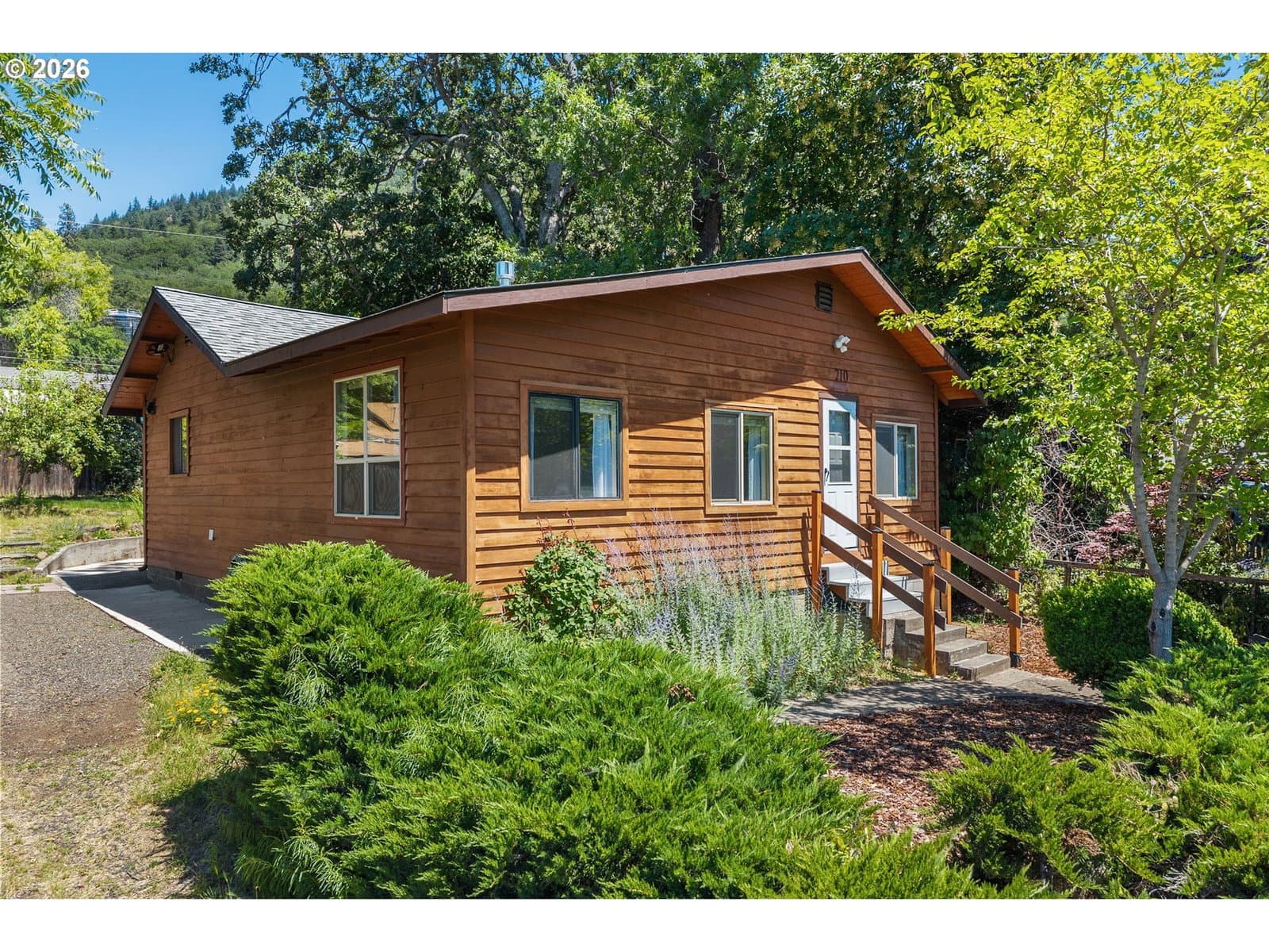 Primary listing photo, 210 W FRANKLIN ST, Bingen, WA, 98605