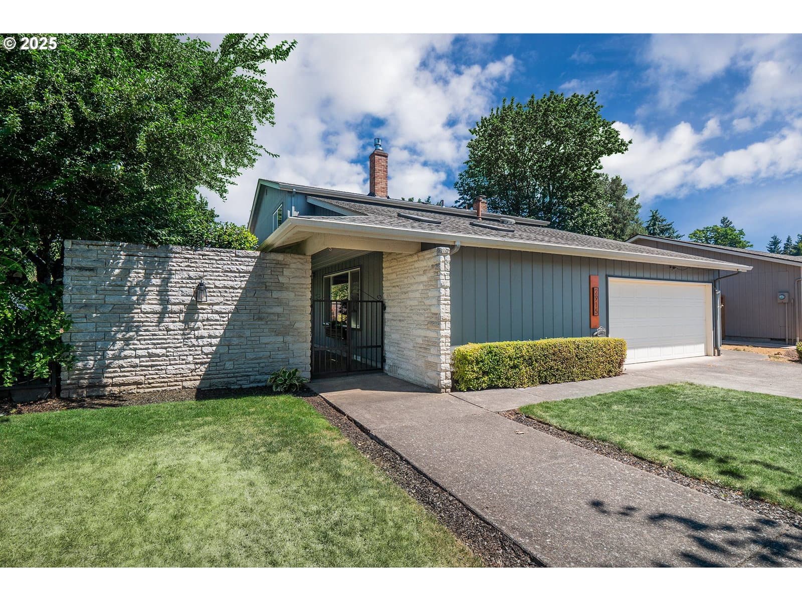 Primary listing photo, 2915 CHUCKANUT ST, Eugene, OR, 97408
