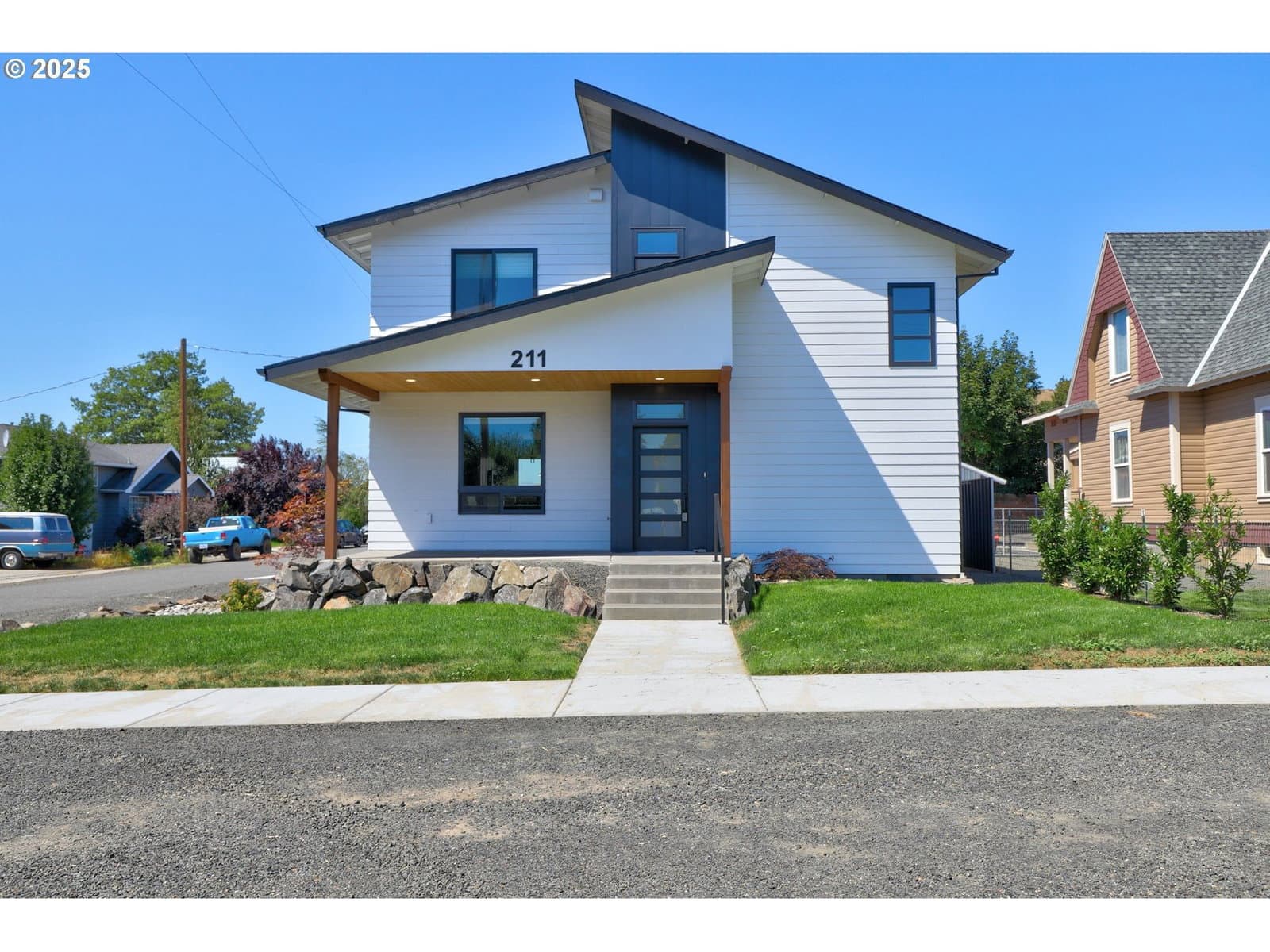 Primary listing photo, 211 NW HEISLER ST, Dufur, OR, 97021