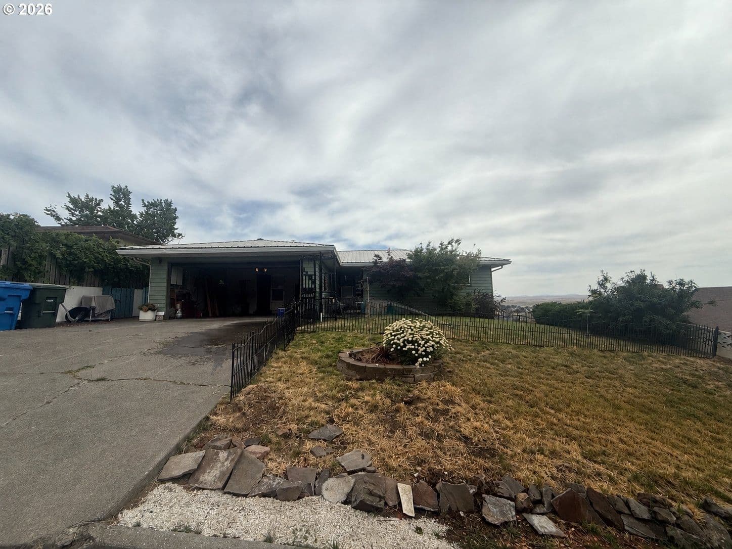 Listing photo 1 of 6