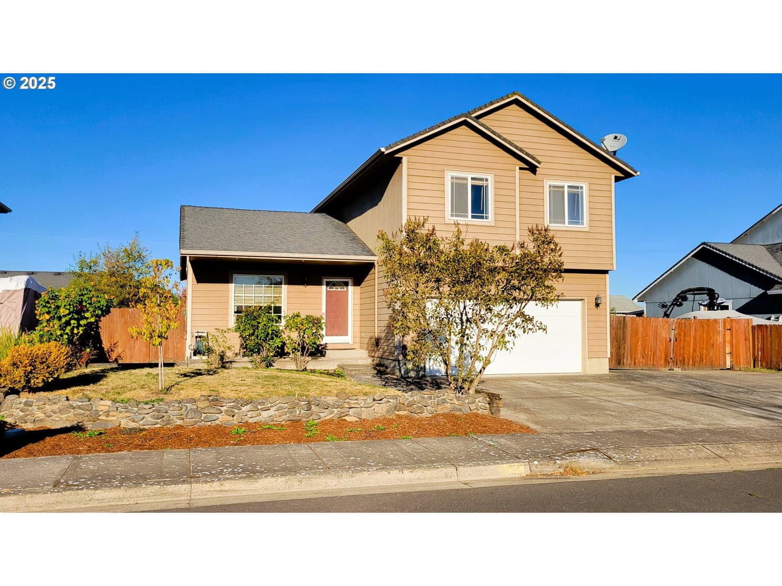 Primary listing photo, 881 Arrow Leaf PL, Harrisburg, OR, 97446