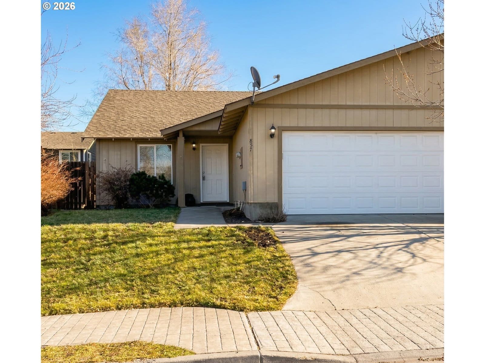 Primary listing photo, 857 SE MALIAH AVE, Madras, OR, 97741