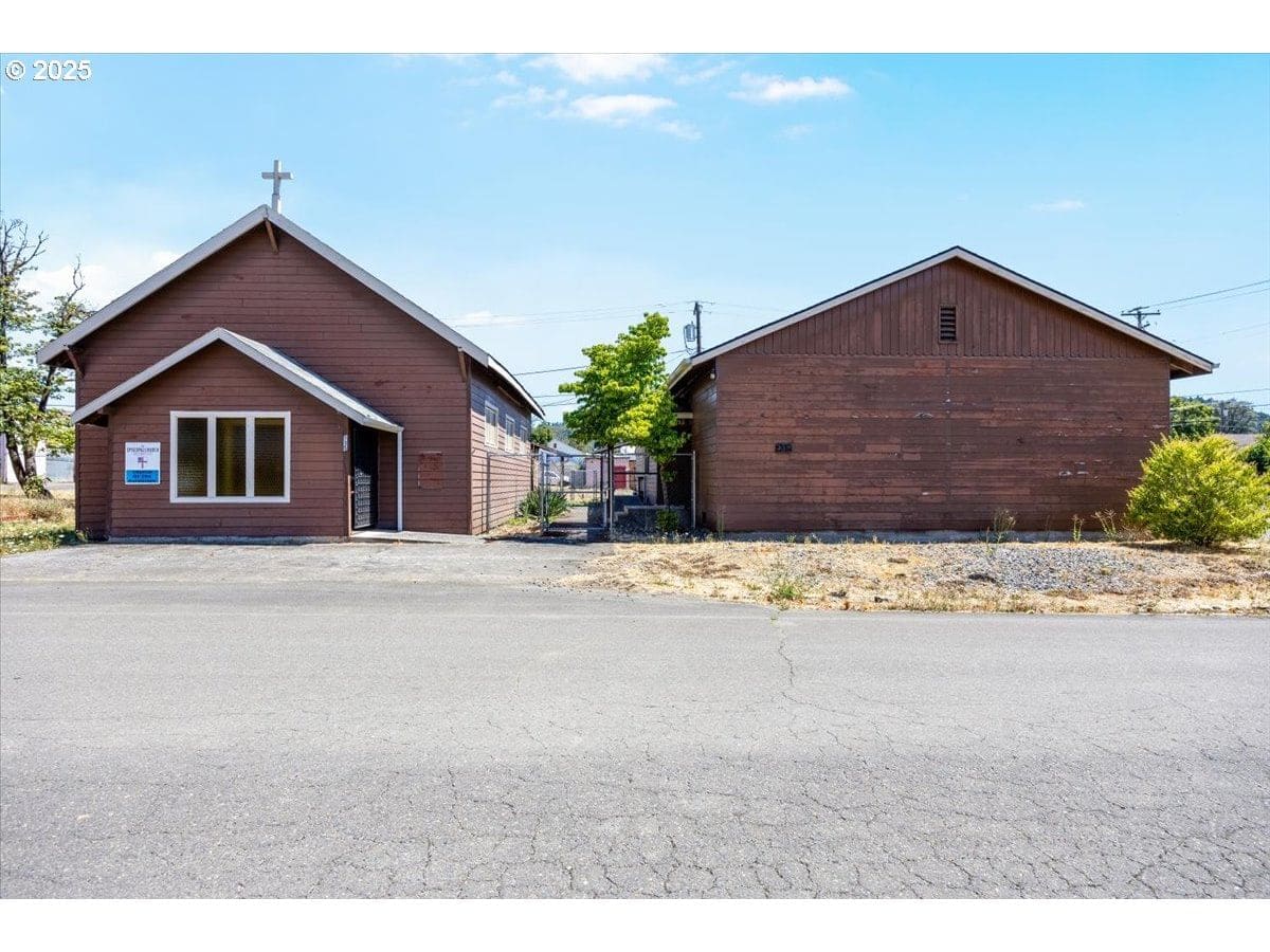 Primary listing photo, 135 D ST, Riddle, OR, 97469